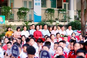 Đại diện P.P JSC cùng BGH Nhà trường