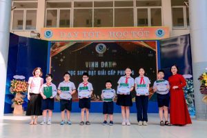 Hình ảnh các em học sinh TH Yên Hòa nhận phần quà từ P.P JSC