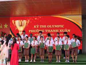 Hình ảnh các em học sinh THCS Nhân Chính nhận phần quà từ P.P JSC